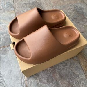 Yeezy slide brown Slide Sandals